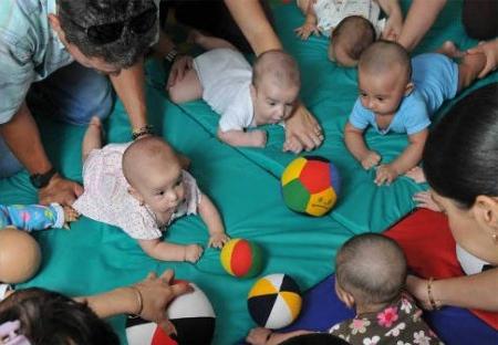 नवजात शिशु के लिए जिमनास्टिक्स शिशुओं के शारीरिक विकास