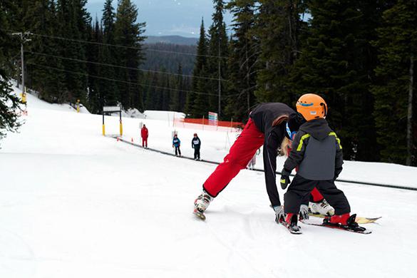 कैसे एक बच्चे को स्की को पढ़ाने के लिए बुनियादी तकनीकों