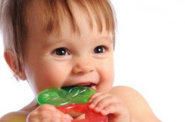 कितने महीनों में बच्चे के दांतों के दांत होते हैं?