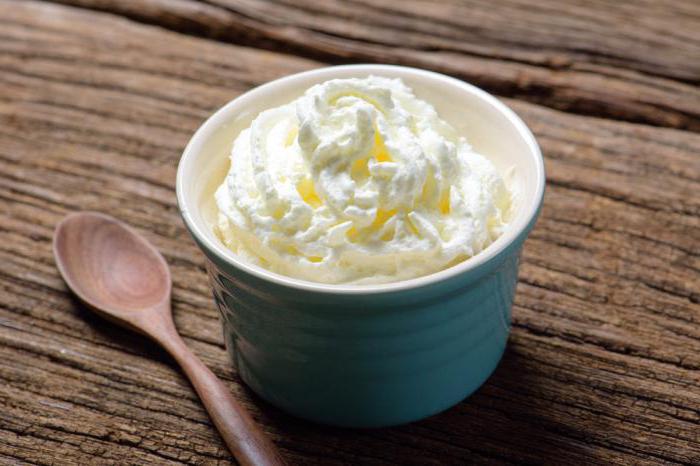 खट्टा क्रीम की कैलोरी सामग्री 20% वसा है। उत्पाद लाभ और नुकसान