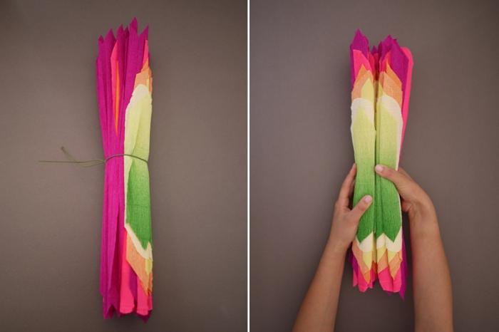 हम अपने हाथों से नालीदार कागज से फूल बनाते हैं