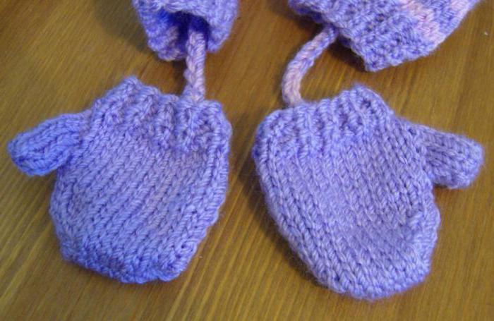 विवरण के साथ बुनाई सुई के साथ लड़कियों के लिए mittens